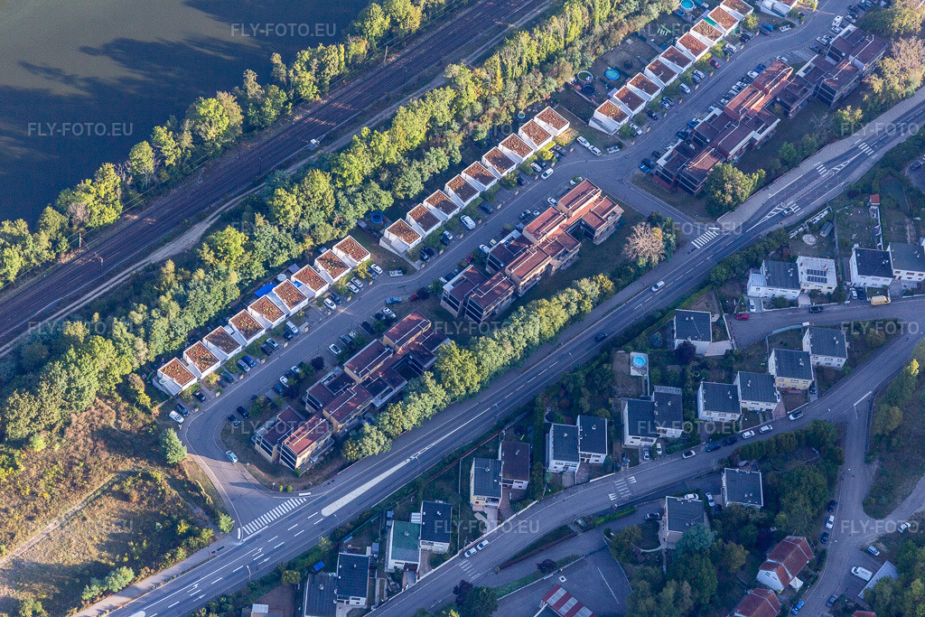 Vue aérienne: Ensemble résidentiel surplombant la Moselle : Avenue Mozart à Liverdun dans le département Meurthe et Moselle, France. Photo: IMG_118140.jpg prise le 15/09/2019 par Werner Riehm/FLY-FOTO.euRésolution de l'original: 5472 x 3648 px