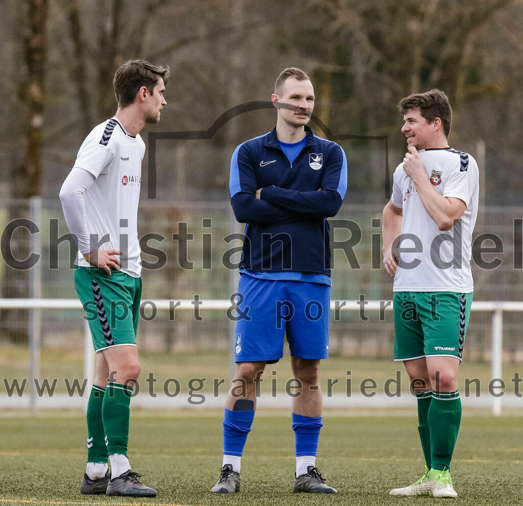 2024-02-17_074_FC_Schwaig_gegen_SV_Kranzberg | Marzling, Deutschland, 17.02.2024:
Fußball, Landesliga Südost 2023 / 2024, Testspiel, FC Schwaig gegen SV Kranzberg, Endergebnis: 4:1

Mario Simak (FC Schwaig, #5), Dennis Hammerl (SV Kranzberg, #2), Benjamin Held (FC Schwaig, #17)

Foto: Christian Riedel / fotografie-riedel.net