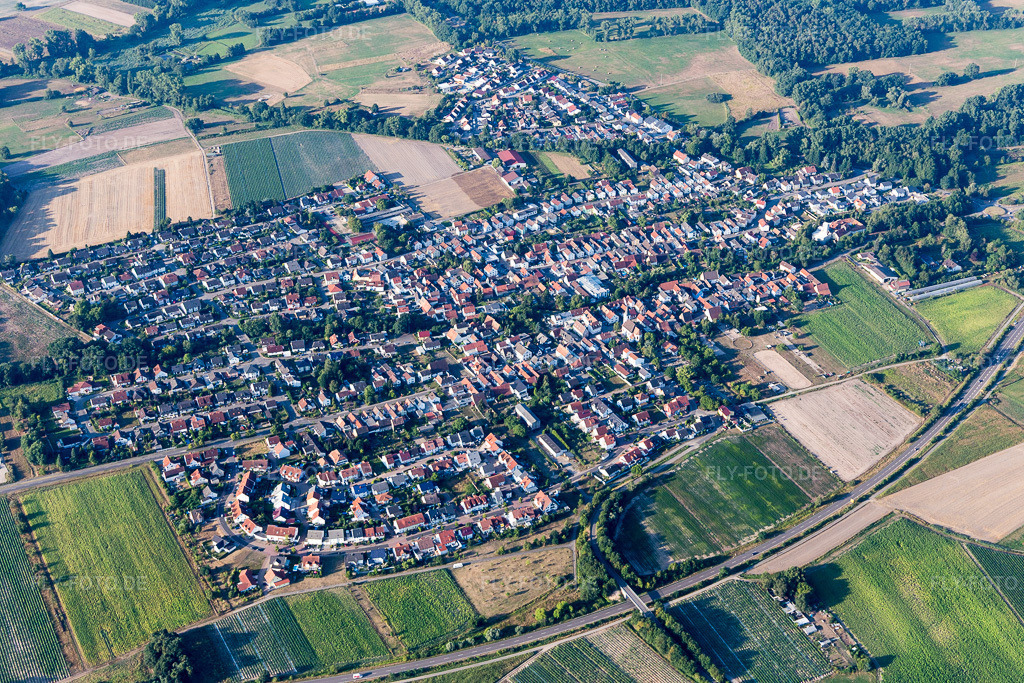 Luftbild: Landwirtschaftliche Nutzflächen und Feldgrenzen umsäumen das Siedlungsgebiet des Dorfes in Hanhofen im Bundesland Rheinland-Pfalz in Deutschland. Foto: IMG_109592.jpg vom 31.07.2018 durch Werner Riehm/FLY-FOTO.de