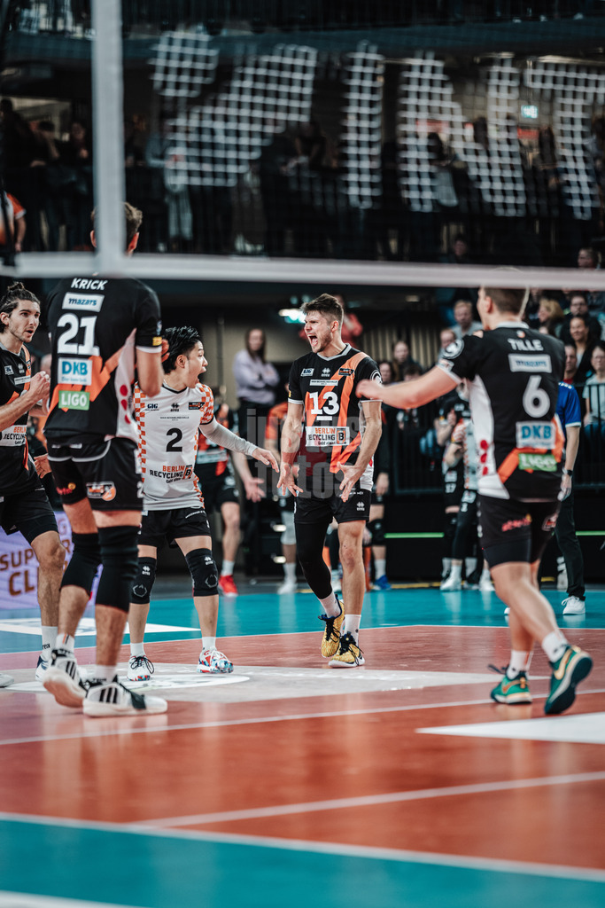 Volleyball | Herren | Saison 2023/2024 | Volleyball-Bundesliga | SVG Lüneburg vs. Berlin Recycling Volleys | 23.12.2023 | Jubel bei den BR Volleys, in der Mitte Ruben Schott (#13, Berlin Recycling Volleys)