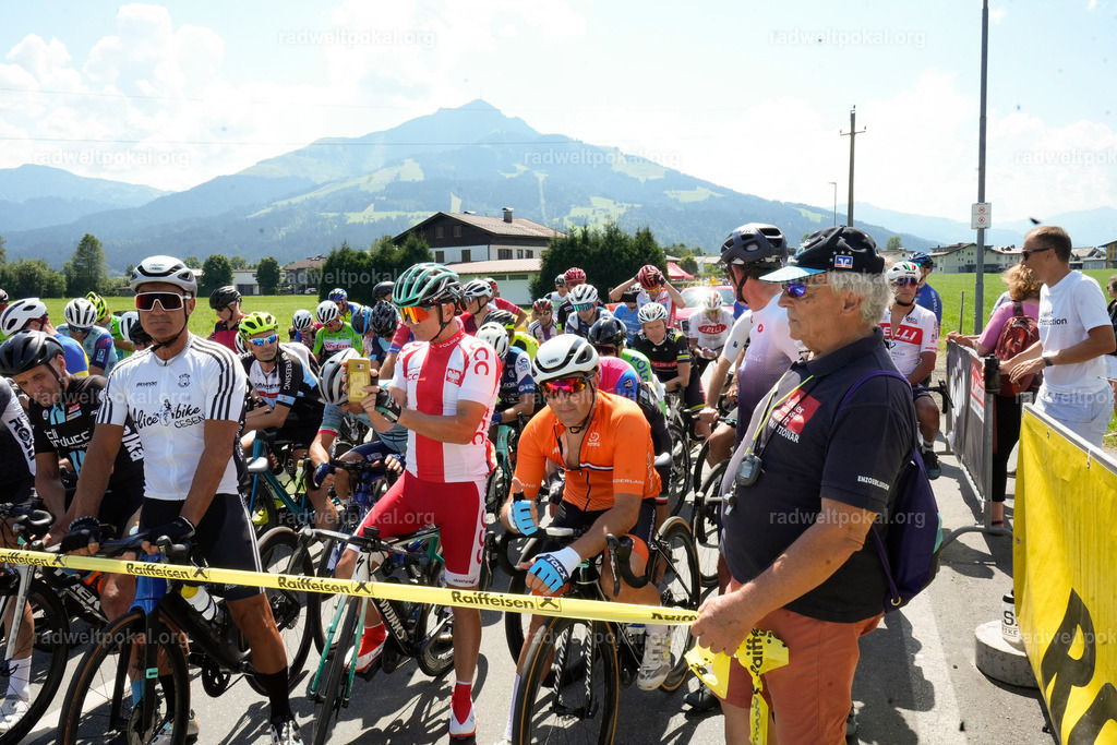 311_20230817_Bewerb_Maenner_Muehlanger | AUT - OESTERREICH, 2023-08-16: SPORT RENNRAD-FAHREN - 55. INTERNATIONALER RADWELTPOKAL IN ST. JOHANN IN TIROL  - Vintage-Radrennen mit WM-Bronze-Medaillen-Siegerin Christina Schweinberger, den Teilnehmer und Alexander Baumann (vom Orginastions-Team) - TAG 2 BEWERB MAENNER IN SECHS GRUPPEN  ; Foto: Roland Muehlanger