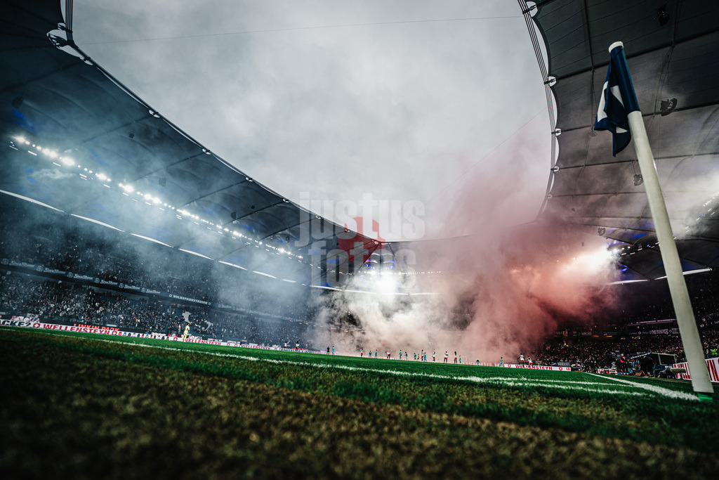 Fußball | Männer | Saison 2025/2026 | 1. Fußball-Bundesliga | 31. Spieltag | Hamburger SV vs. TSG Hoffenheim | 25.04.2026 | Das Volksparkstadion voller Rauch von Pyrotechnik