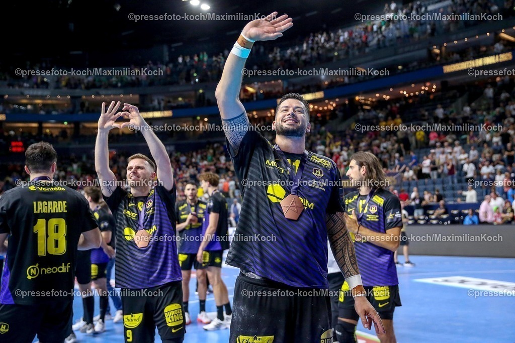 KoeEHF15062501072 | 15.06.2025, Handball, Spiel um Platz 3, TruckScout24 EHF FINAL4, LANXESS arena Köln, HBC Nantes - FC Barcelona: Abschlussjubel nach dem Sieg für Nantes. Die Mannschaft feiert den 3. Platz Nicolas Tournat (HBC Nantes FRA #11) jubelnd 