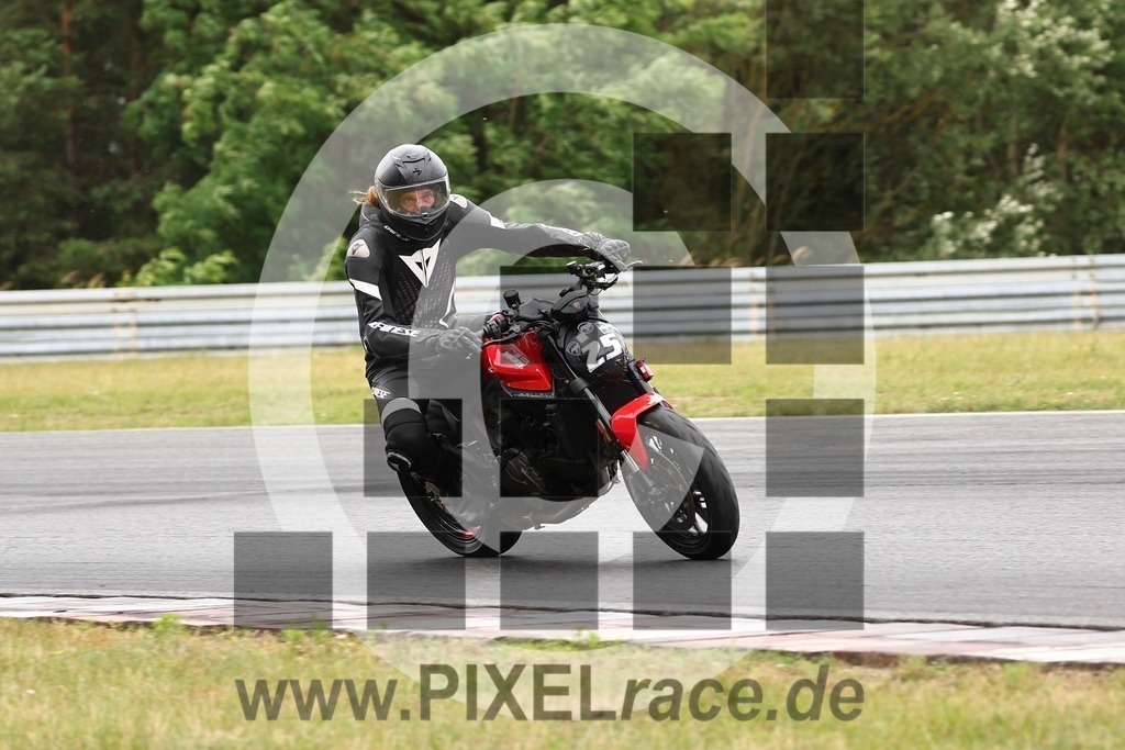 0025-20260706_11235 | Schöne Erinnerungen an spannende Momente - das festzuhalten ist unser Job. PIXELrace.de ist seit 2003 auf den Rennstrecken Europas unterwegs um die Action draußen beim Fahren und die wunderbare Stimmung imm Fahrerlager für euch einzufangen.