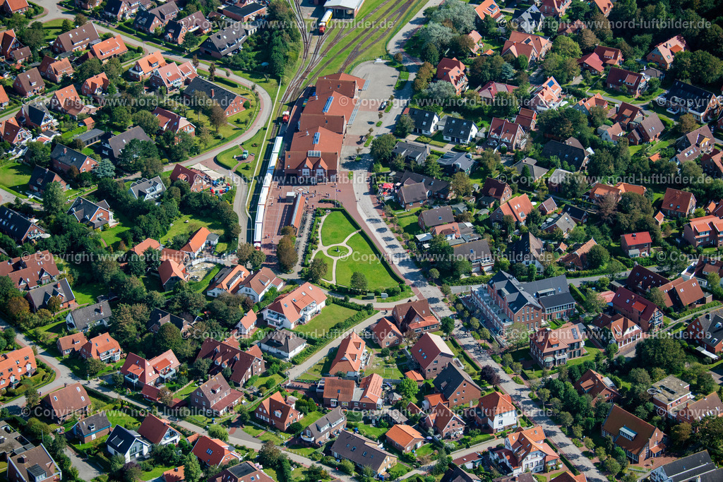 Langoog_Bahnhof_ELS_8271060923 | LANGEOOG 05.09.2023 Gleisverlauf und Bahnhofsgebäude am " Inselbahnhof Langeoog " in Langeoog im Bundesland Niedersachsen, Deutschland. // Train station railway building on " Inselbahnhof Langeoog " in Langeoog in the state Lower Saxony, Germany. Foto: Martin Elsen