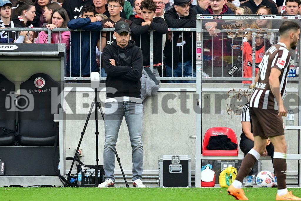 KBS Picture_FCStPauli-Bayer04Leverkusen_048 | Blessin Alexander Trainer (St.Pauli) ,Sportplatz :  Millerntor Stadion, - Realisiert mit Pictrs.com