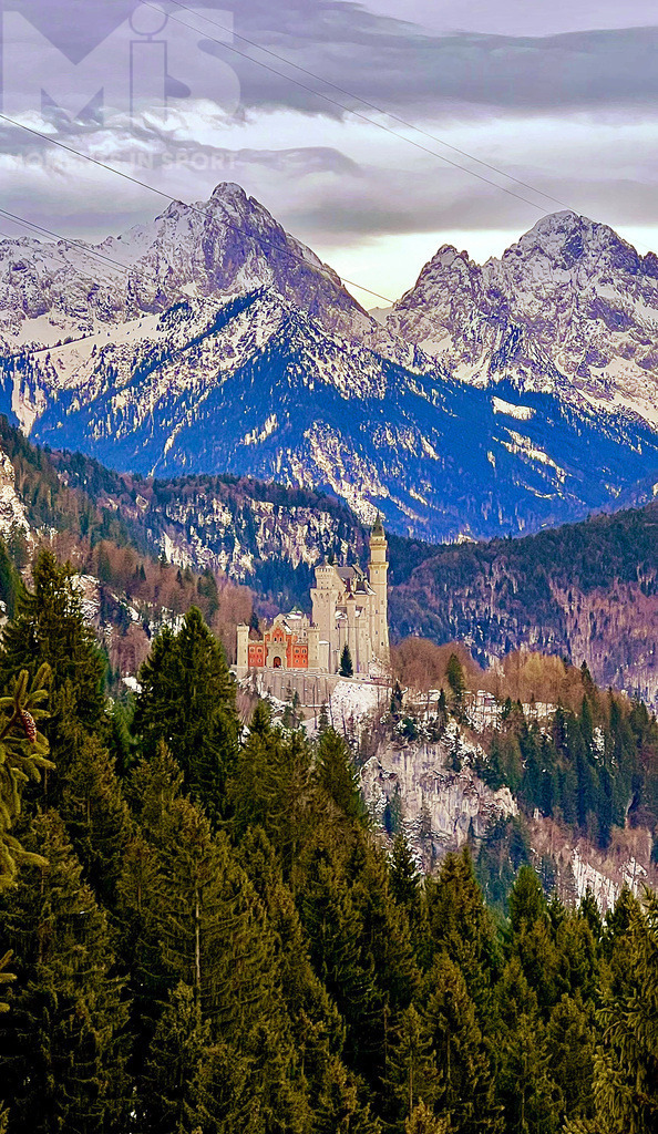 mis_110914bf01.JPG | 30.01.2022,  Schwangau bei Füssen im Allgäu, Wintertag auf dem Wanderpfad zur Rohrkopfhütte,  am Wanderweg entlang hat man einen tollen Blick auf die Allgäuer Alpenkette und die Füssener Königsschlösser. - Realisiert mit Pictrs.com