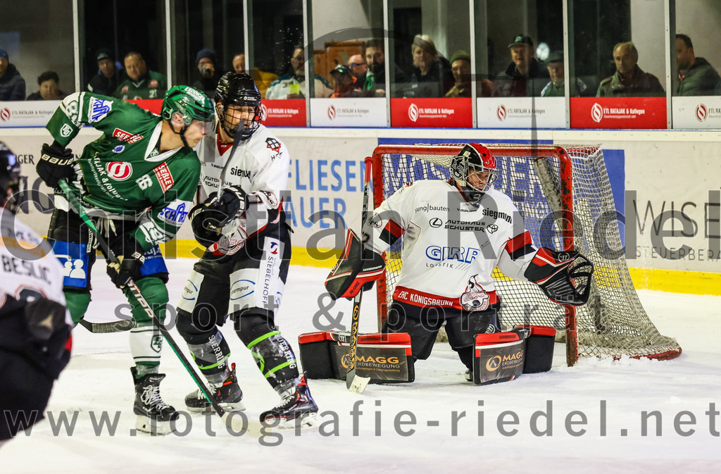 2023-11-12_147_TSV_Erding_gegen_EHC_Koenigsbrunn | Erding, Deutschland, 12.11.2023:
Eishockey, Bayernliga Vorrunde 2023 / 2024, 9. Spieltag, TSV Erding gegen EHC Königsbrunn, Endergebnis: 3:2

Michael Trox (Erding Gladiators, #86), Torwart Stefan Vajs (EHC Königsbrunn, #32)

Foto: Christian Riedel / fotografie-riedel.net