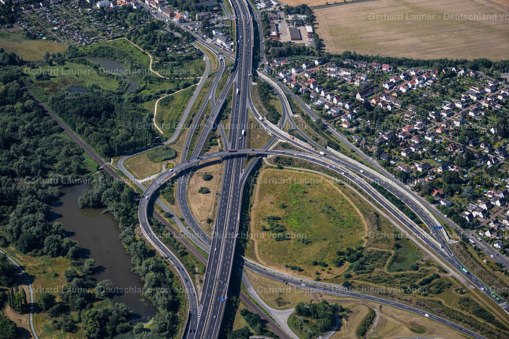 4035386 | BRAUNSCHWEIG 31.07.2020 Streckenführung und Fahrspuren im Verlauf der Autobahn- Abfahrt und Zufahrt der BAB A39 in Braunschweig im Bundesland Niedersachsen, Deutschland. // Routing and traffic lanes during the highway exit and access the motorway A 39 in Brunswick in the state Lower Saxony, Germany. Foto: Gerhard Launer