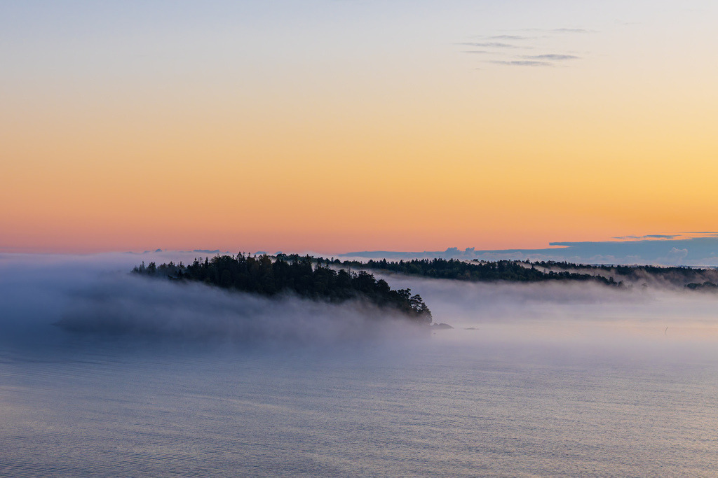 Inseln im Schärengarten mit Nebel und Sonnenaufgang vor Stockholm, Schweden | Inseln im Schärengarten mit Nebel und Sonnenaufgang vor Stockholm, Schweden.