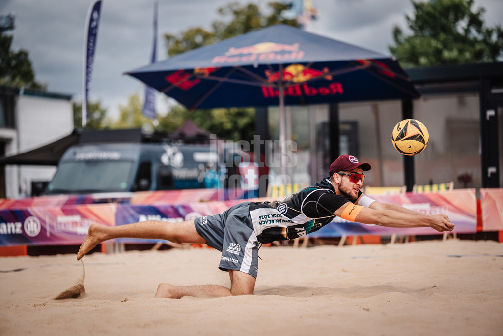 Beachvolleyball | Männer | Allianz German Beach Tour 2025 | Tourstop Berlin | 22.08.2025 | Benedikt Sagstetter springt zum Ball