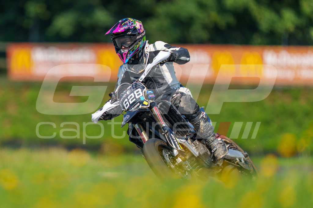 G-Cup + Supermoto Staatsmeisterschaft + Hungarian Supermoto Championship | GRIPcapture steht für authentische Sportfotografie in Österreich – für Momente, die mehr sind als Geschwindigkeit oder Ergebnis. Es geht um Emotion, Spannung, Fokus und den Augenblick, der oft nur einen Wimpernschlag dauert.Ob Motorsport, Teamsport oder 