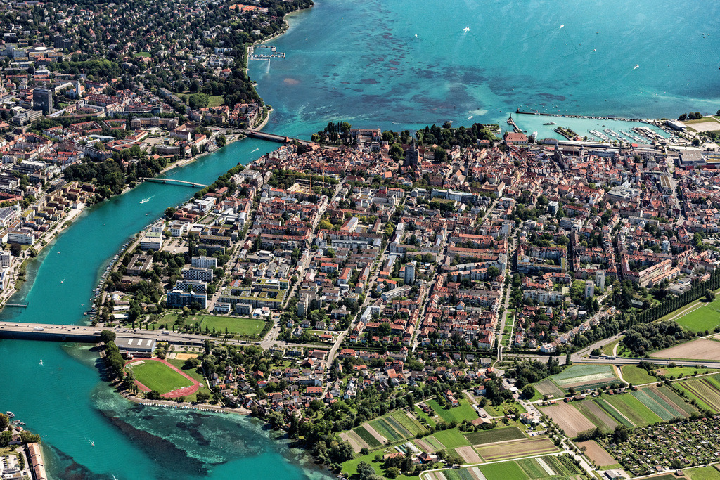 dr__0058994.jpg | KONSTANZ 20.08.2020 Ortskern am Uferbereich des Rhein - Flußverlaufes in Konstanz im Bundesland Baden-Württemberg, Deutschland. // Village on the banks of the area Rhine - river course in Konstanz in the state Baden-Wuerttemberg, Germany. Foto: Daniel Reiter