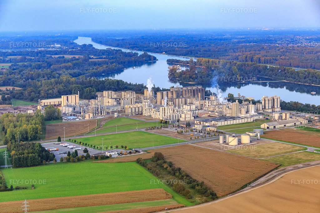 Luftbild: chemiefabrik Roquette Frères am Rheinufer in Beinheim im Bundesland Bas-Rhin in Frankreich. – Foto: IMG_074439.jpg vom 04.10.2014 durch Werner Riehm/FLY-FOTO.de – Auflösung des Originals: 5472 x 3648 px – Roquette: Turning Nature’s Potential into Life’s Essentials
