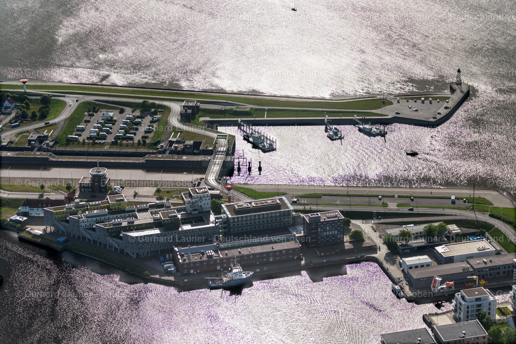 4030320 | BREMERHAVEN 01.06.2020 Hafen, Geestemündung und Weser im Ortsteil Geestemünde-Nord in Bremerhaven im Bundesland Bremen, Deutschland. Weiterführende Informationen bei: Stadt Bremerhaven. // Port, Geestemuendung and Weser in the district Geestemuende-Nord in Bremerhaven in the state Bremen, Germany. Further information at: Stadt Bremerhaven. Foto: Gerhard Launer