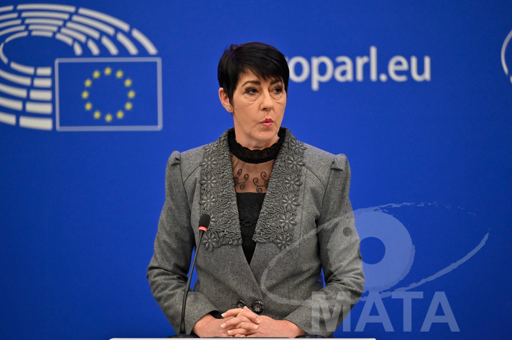 _DWI0171 | Politikerin Christine Anderson bei einer Pressekonferenz zum Thema ' Alarmierende Statistiken zu den Folgen des COVID-Lockdowns' im Europäischen Parlament. Straßburg, 18.01.2023 - Realisiert mit Pictrs.com