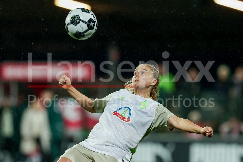 Fussball, DFB-Pokal Frauen, RB Leipzig - SV Werder Bremen | Ricarda Walkling (SV Werder Bremen, 13) am Ball, Einzelbild, Ganzkörper, Aktion, Action, Spielszene, Portrait, Nahaufnahme, Einzelfoto, Einzelbild, DIE DFB-RICHTLINIEN UNTERSAGEN JEGLICHE NUTZUNG VON FOTOS ALS SEQUENZBILDER UND/ODER VIDEOÄHNLICHE FOTOSTRECKEN. DFB REGULATIONS PROHIBIT ANY USE OF PHOTOGRAPHS AS IMAGE SEQUENCES AND/OR QUASI-VIDEO.