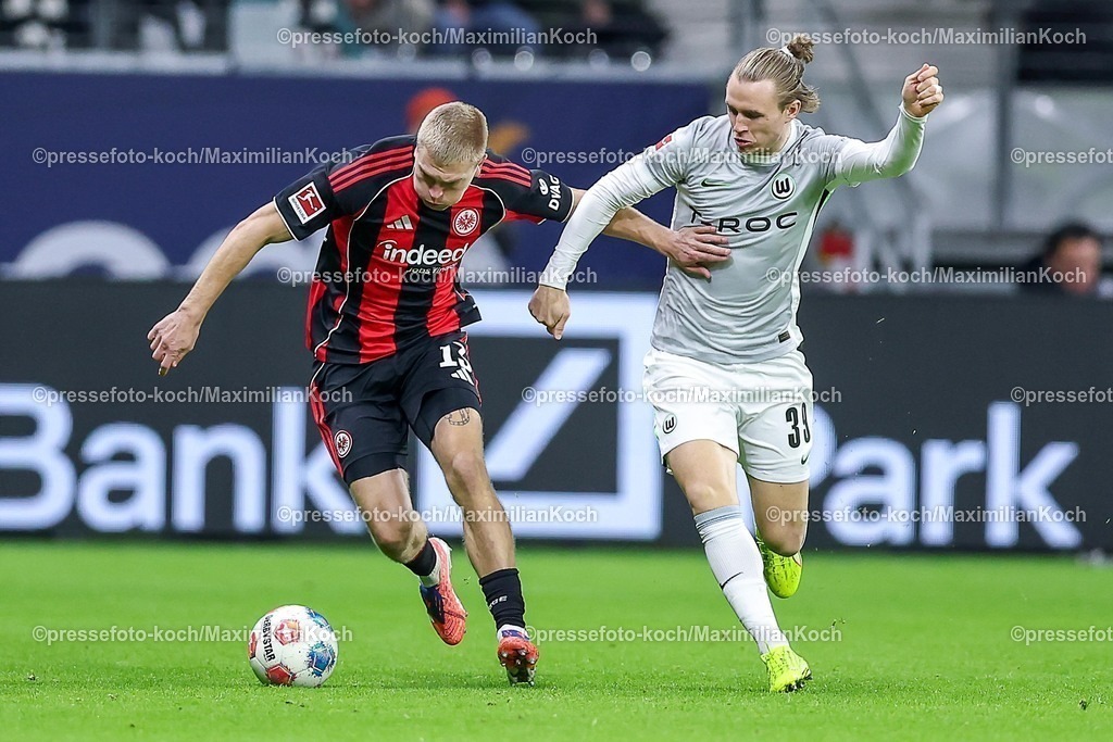 SGE30112501037 | 30.11.2025, Fußball, Eintracht Frankfurt - VfL Wolfsburg, 1. Fußball Bundesliga, 12. Spieltag, Deutsche-Bank-Park (Frankfurt am Main), Saison 2025 2026: Rasmus Kristensen&nbsp;(Eintracht Frankfurt #13) im Zweikampf gegen  Patrick Wimmer&nbsp;(VfL Wolfsburg #39)  DFB Regulations prohibit any use of photographs as image sequences and or quasi-video.