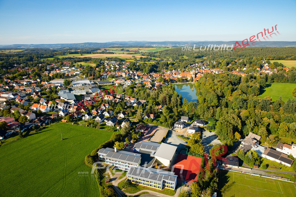 schule-thurnau-von-oben-bild-274-2023 | Das Luftbild zeigt : Schule Thurnau - Die Luftaufnahme wurde 2023 vom UL-Flugzeug aus erstellt ( keine Drohne ) - 
Hochauflösende Luftaufnahme - Für grossformatige Ausdrucke geeignet. Die Geschenkidee !
Mit Lizenz und Bildrechte bestellbar