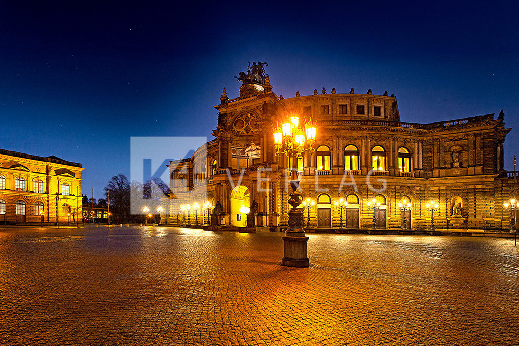 Semperoper-Theaterplatz-Sternhimmel_IMG_5969 | Blick auf den nächtlich erleuchteten Theaterplatz vor der Semperoper - Realisiert mit Pictrs.com