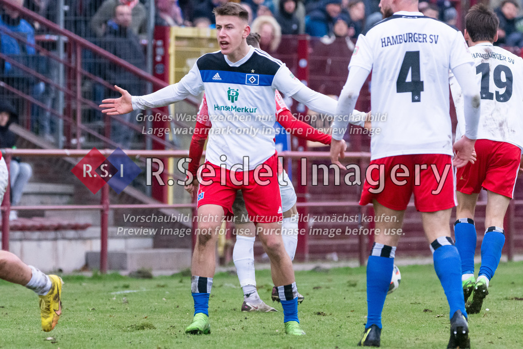 Fußball, Saison 2022/23, Regionalliga Nord, HSV II - TSV Havelse, Wolfgang-Meyer-Stadion (Hamburg), 03.12.2022, 21. Spieltag | Theo Harz (#18, HSV II) ärgert sich über das Festhalten