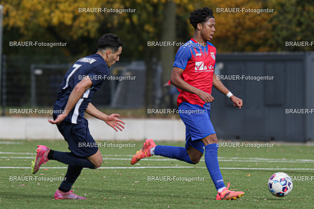 02.11.2025: A-Jugend-Niederrheinliga KFC Uerdingen - RSV Ratingen | Krefeld, Deutschland, 02.11.2025: Treshuan Henry Tamarion Reuter (KFC Uerdingen) im Kampf um den Ball während des A-Jugend Niederrheinliga Spiels zwischen KFC Uerdingen  - RSV Ratingen am 02.11. 2025 am Löschenhofweg in Krefeld, Deutschland. (Foto Ralph Görtz / Brauer-Fotoagentur)