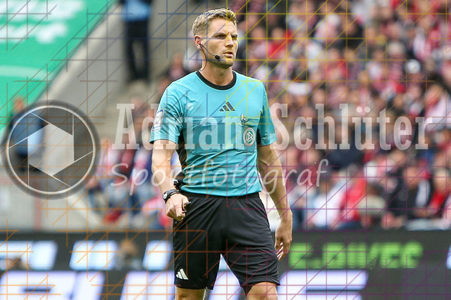 1. FC Köln vs FC Augsburg - 1. Bundesliga  | Köln, Deutschland, 18.10.25:   Schiedsrichter Timo Gerach schaut waehrend des Spiels der 1. Bundesliga zwischen  1. FC Köln vs FC Augsburg im RheinEnergieStadion(Foto von Brauer-Fotoagentur / Adrian Schlueter)