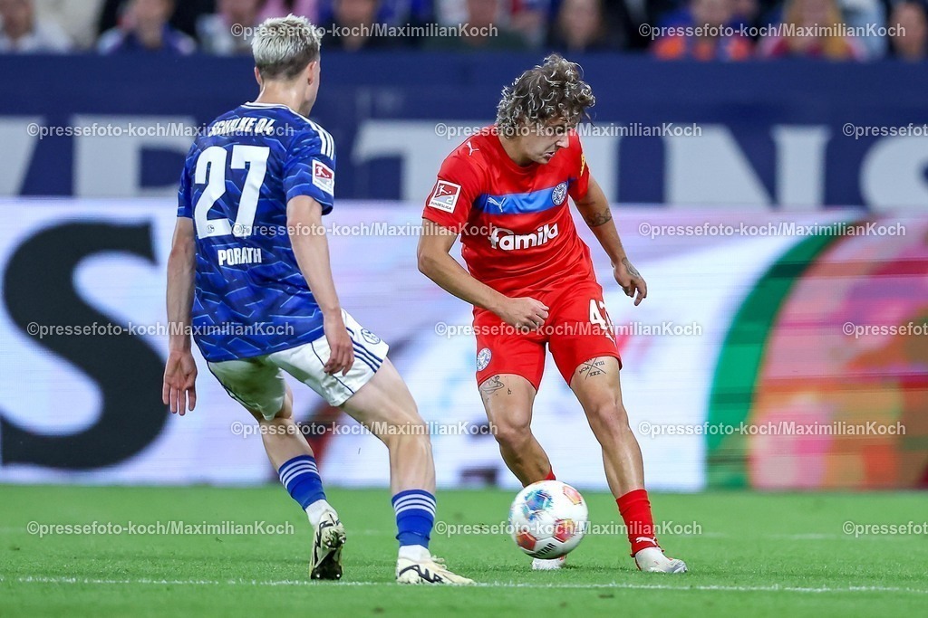 S0413092501116 | 13.09.2025, Fußball, FC Schalke 04 - Holstein Kiel, 5.Spieltag, 2. Fußball Bundesliga, Veltins-Arena Gelsenkirchen, Saison 2025 2026: Finn Porath (Schalke04 #27) im Zweikampf gegen  John Tolkin (Holstein Kiel #47) DFB regulations prohibit any use of photographs as image sequences and or quasi-video.