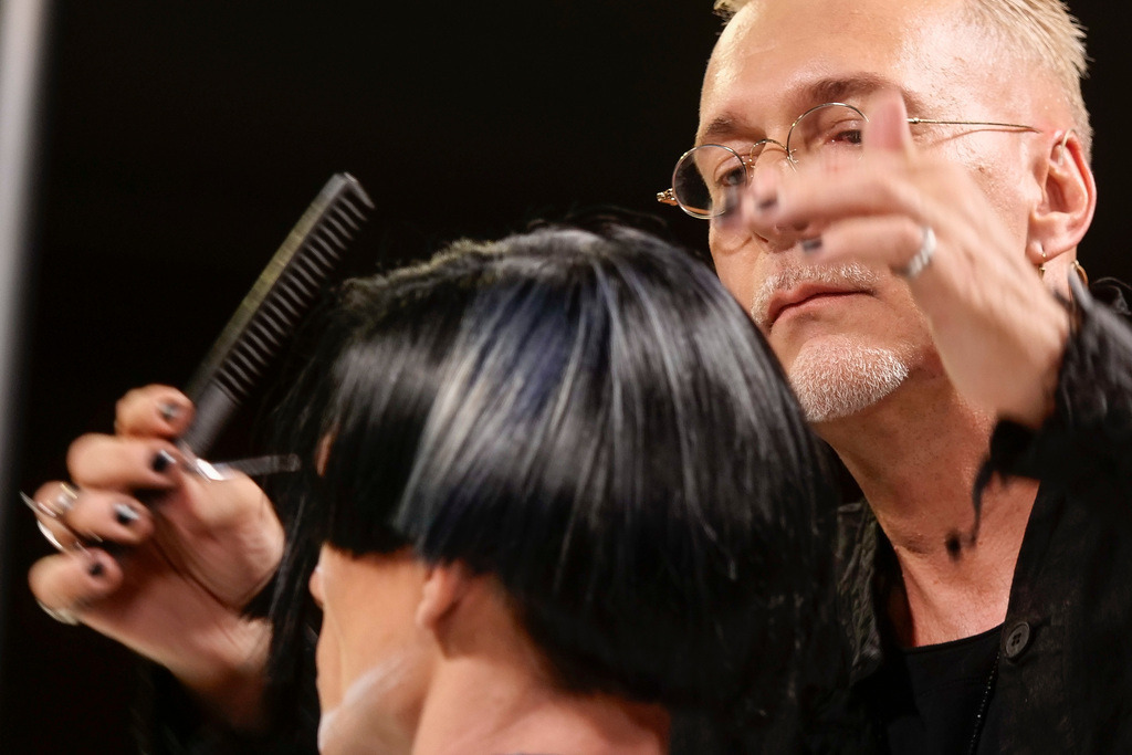 Friseurevent | Ludwigsburg - Im Forum findet ein ziemlich großes Friseurevent statt. Also eine große Fashion-Show, nur im Frisurenbereich. Drei offenbar "coole" Salons - einer davon aus LB - stellen dort ihre Schnitte für die kommende Saison vor. einer von ihnen ist Thorsten Hussfeldt, sein Laden ist Capelli. LB ist das Ende einer Tournee durch fünf große Städte Deutschlands. Im Publikum sitzen Friseure aus ganz BW. - Realisiert mit Pictrs.com