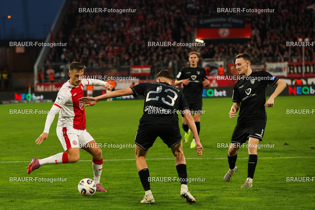 Rot-Weiss Essen - 1.Fc Schweinfurt | Essen, Deutschland, 02.11.2025 Marvin Obuz  (Rot-Weiss Essen) und Pius Krätschmer (1.FC Schweinfurt)  im Kampf um den Ballwährend des 3.Liga Spiels zwischen  Rot-Weiss Essen und 1.Fc Schweinfurt am 02.11.2025 im Stadion an der Hafenstraße in Essen. (Foto von Timo Bluhmki-Schmidt/Brauer Fotoagentur