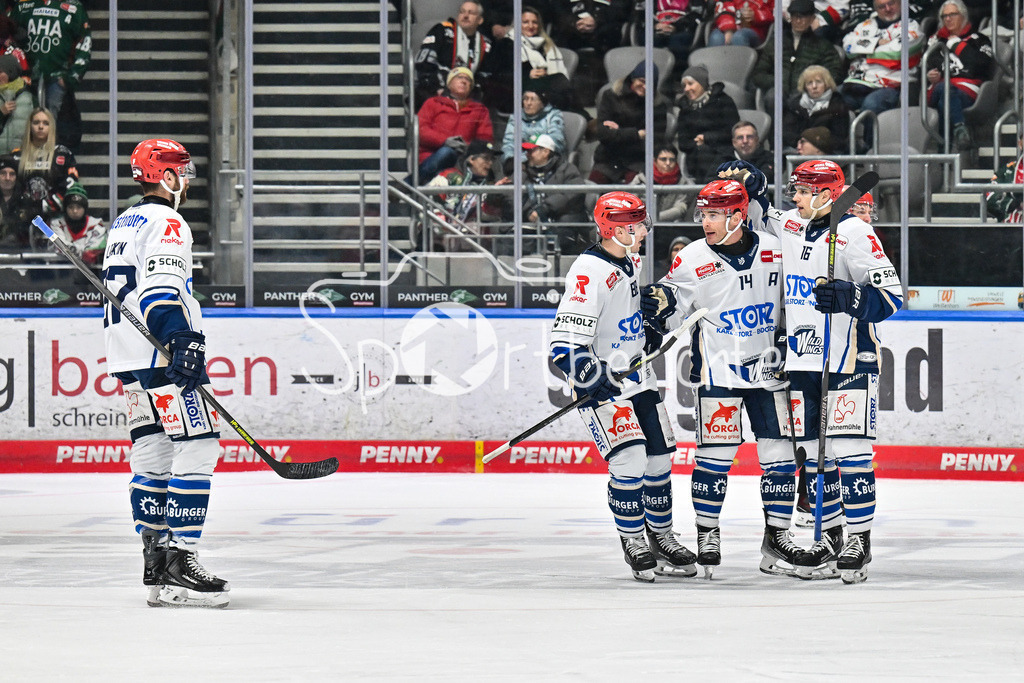 Augsburger Panther - Schwenninger Wild Wings | AUGSBURG, GERMANY - 02. JANUARY: Jubel der Wild Wings nach dem Treffer zum 1-4 durch Jordan SZWARZ (Schwenninger Wild Wings 14) / Tor / Torschuetze / Freude / Happy während dem Match zwischen den Augsburger Panthern und den Schwenninger Wild Wings am 35. Spieltag der Penny DEL im Curt Frenzel Stadion