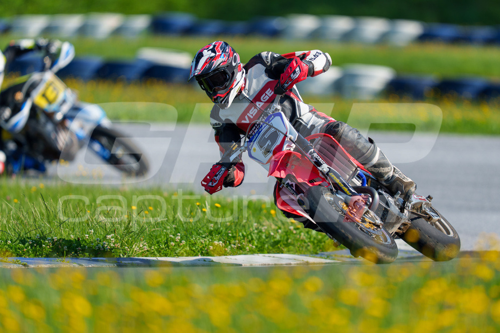 SuperMoto_Staatsmeisterschaft_Greinbach_116 | GRIPcapture steht für authentische Sportfotografie in Österreich – für Momente, die mehr sind als Geschwindigkeit oder Ergebnis. Es geht um Emotion, Spannung, Fokus und den Augenblick, der oft nur einen Wimpernschlag dauert.Ob Motorsport, Teamsport oder 