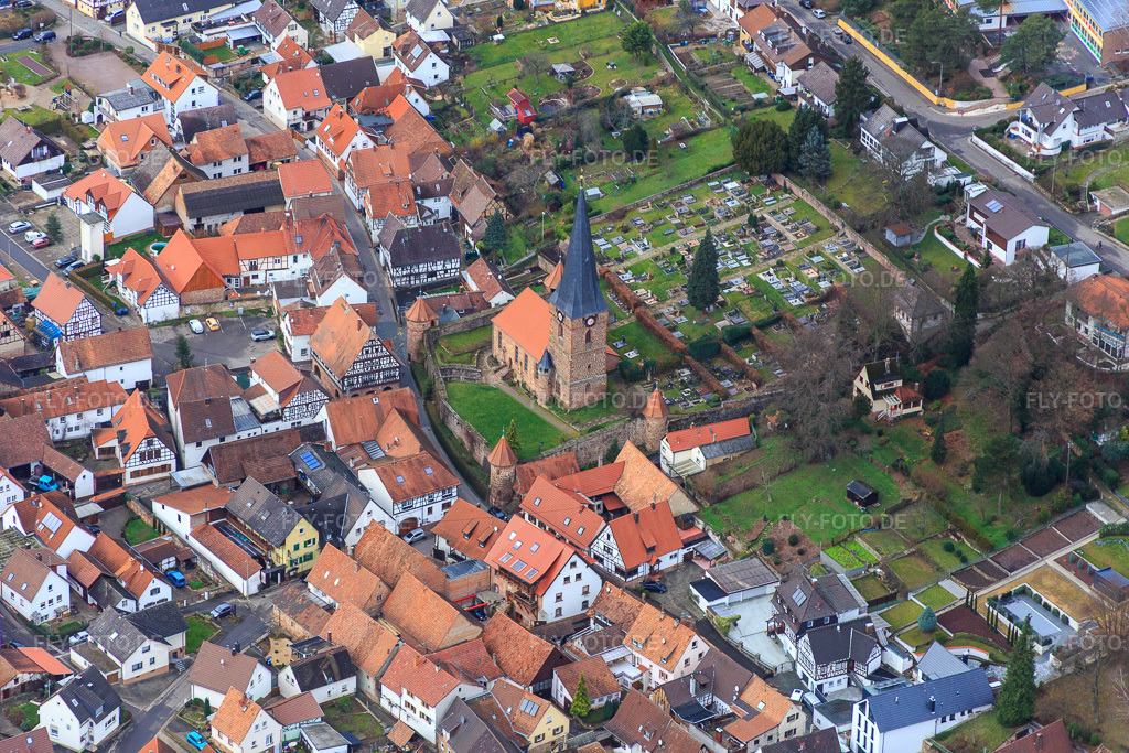 Luftbild: Friedhof Dörrenbach und St. Martin Simultankirche - Prot. Kirchengemeinde Dörrenbach-Oberotterbach in Dörrenbach im Bundesland Rheinland-Pfalz in Deutschland.Foto: IMG_085754.jpg vom 08.01.2016 durch Werner Riehm/FLY-FOTO.deVG-BAD-BERGZABERN.DEDekanat Bad Bergzabern