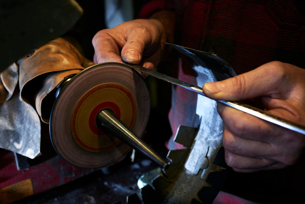 Messer mit Wellenschliff wird geschärft | Wien, Austria - December 03, 2018: Messerkönig; Messer mit Wellenschliff wird händisch geschärft. - Realisiert mit Pictrs.com