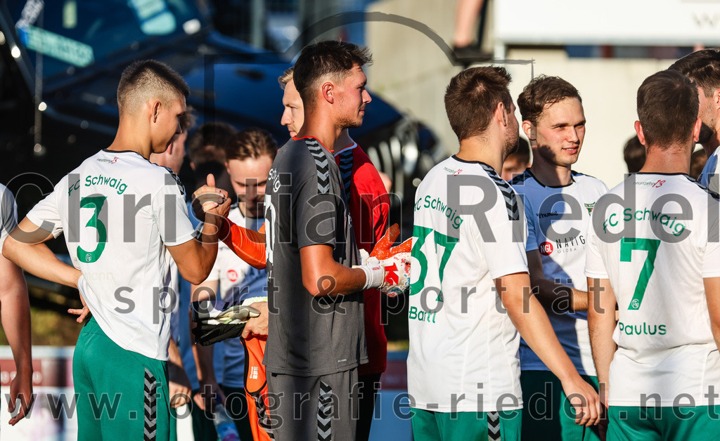 2023-08-01_003_FC_Schwaig_gegen_FC_Deisenhofen | Oberding, Deutschland, 01.08.2023:
Fußball, Toto-Pokal 2023 / 2024, 1. Spieltag, FC Schwaig gegen FC Deisenhofen, Endergebnis: 2:3

Roman Mavdryk (FC Schwaig, #3), Torwart Franz Hornof (FC Schwaig, #1), Torwart Philipp Strunk (FC Schwaig, #30), Tobias Bartl (FC Schwaig, #37), Tobias Paulus (FC Schwaig, #7)

Foto: Christian Riedel / fotografie-riedel.net