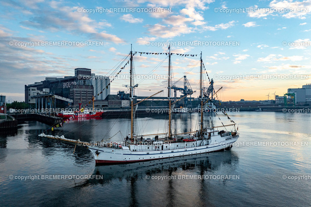 DJI_0096 | 30.09.2022 Drohnenaufnahmen Dt. Schifffahrtstag 2022 Bremen Wendebecken / Weser