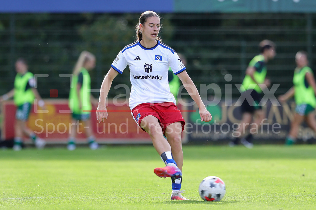 Fussball, Testspiel Frauen, SV Werder Bremen - Hamburger SV | w29 am Ball, Freisteller, Einzelbild, Ganzkörper, Aktion, Action, Spielszene