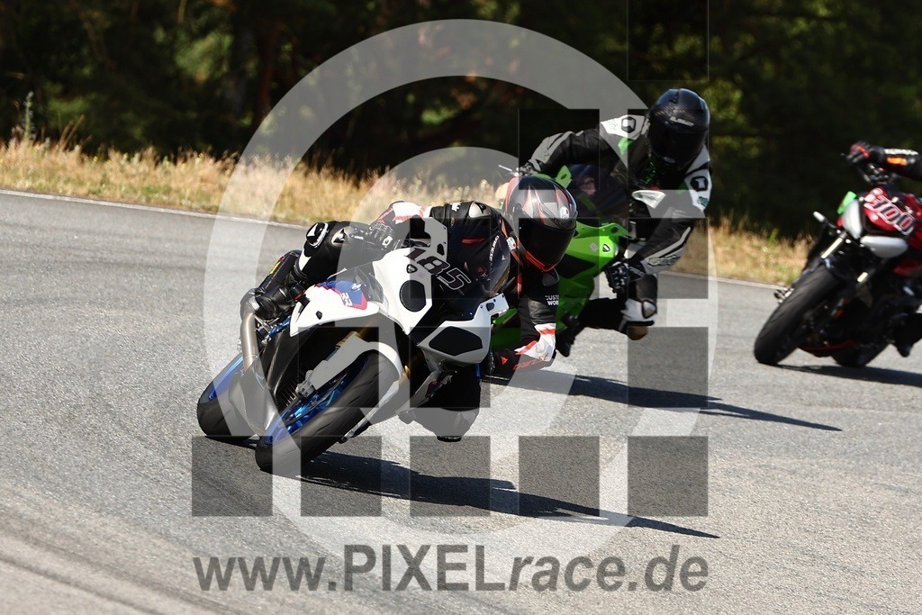 0185-20250705_10440 | Schöne Erinnerungen an spannende Momente - das festzuhalten ist unser Job. PIXELrace.de ist seit 2003 auf den Rennstrecken Europas unterwegs um die Action draußen beim Fahren und die wunderbare Stimmung imm Fahrerlager für euch einzufangen.