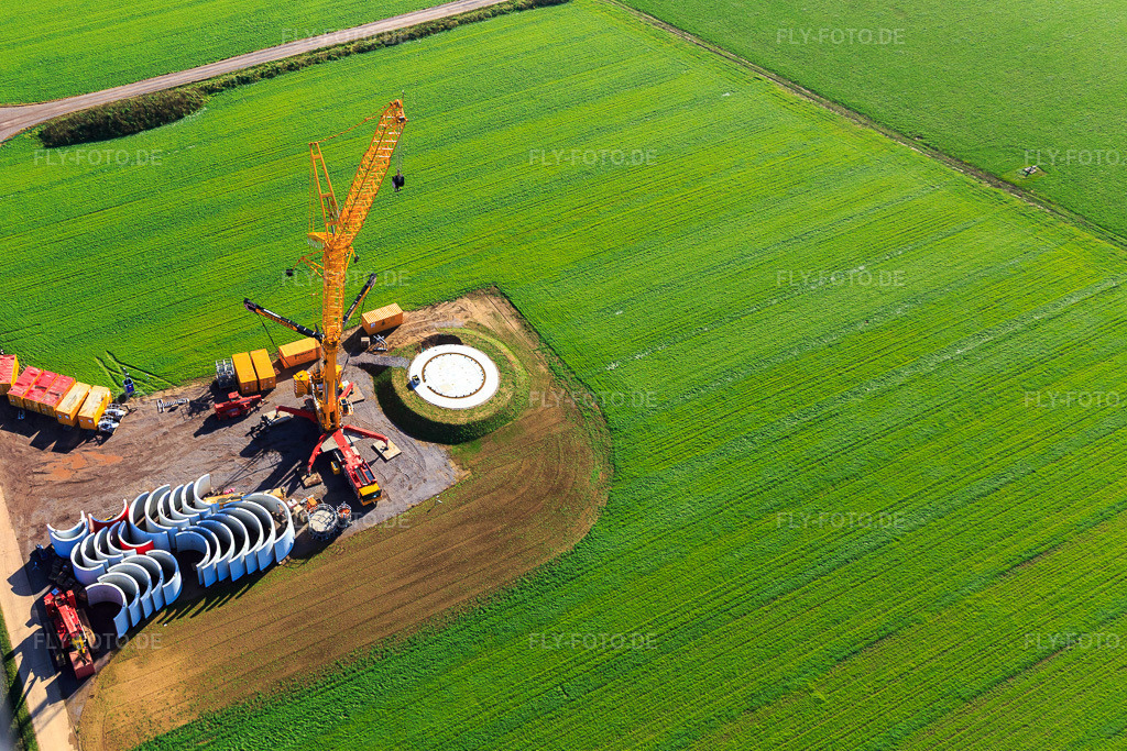 Luftbild: Baustelle mit Fertigteilen für Mast einer WKA des Windparks Freckenfeld der EnBW -für Windenergieanlage mit 6 Windrädern in Freckenfeld im Bundesland Rheinland-Pfalz in Deutschland. Foto: IMG_104365.jpg vom 31.10.2017 durch Werner Riehm/FLY-FOTO.de