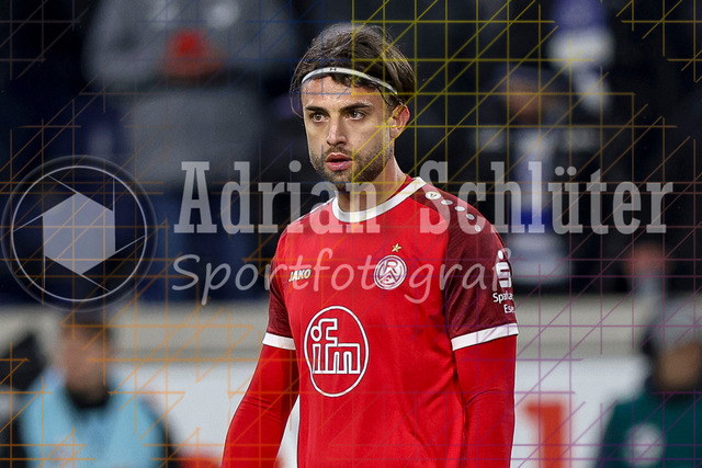 MSV Duisburg vs Rot-Weiss Essen - 3. Liga | Duisburg, Deutschland, 26.10.25:   Jose-Enrique Rios Alonso (Rot-Weiss Essen) schaut waehrend des Spiels der 3. Liga MSV Duisburg vs Rot-Weiss Essen in der schauinsland-reisen-arena(Foto von Brauer-Fotoagentur / Adrian Schlueter)