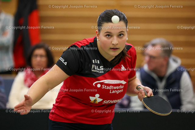 2023.12.17_tsvvslang_0117 | Langstadt, Babenhausen 17.12.2023  Tischtennis Damen 2. Bundesliga TSV Langstadt -  TTC Langen 1950 v.l., Anastasia Bondareva (2.Bundesliga  TTC Langen 1950) macht einen Aufschlag.
 - Realisiert mit Pictrs.com