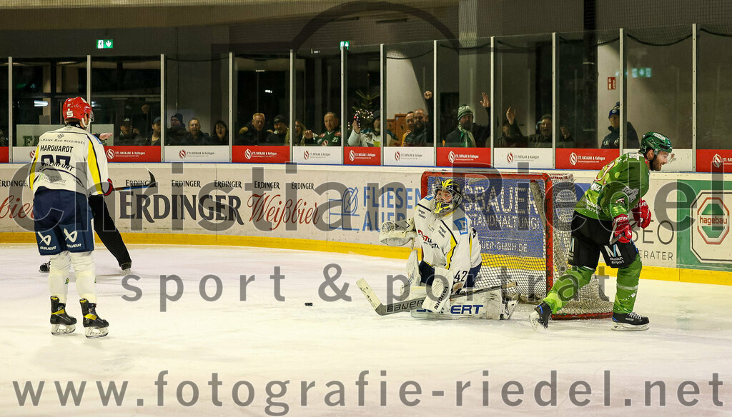 2023-12-26_098_TSV_Erding_gegen_ERV_Schweinfurt | Erding, Deutschland, 26.12.2023:
Eishockey, Bayernliga Vorrunde 2023 / 2024, 20. Spieltag, TSV Erding gegen ERV Schweinfurt, Endergebnis: 9:3

Petr Pohl (Erding Gladiators, #61), Torwart Benedict Roßberg (ERV Schweinfurt, #42)

Foto: Christian Riedel / fotografie-riedel.net