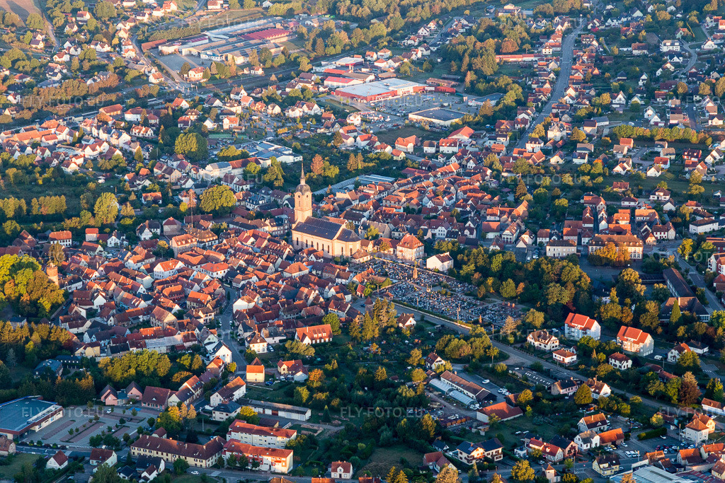 Vue aérienne: Vue des rues et des maisons dans les zones résidentielles à Reichshoffen dans le département Bas Rhin, France. Photo: IMG_111629.jpg prise le 16/09/2018 par Werner Riehm/FLY-FOTO.eu – Résolution de l'original: 5472 x 3648 px