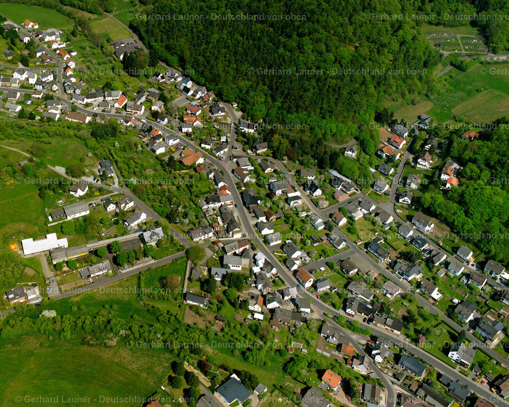 2610054 | MEDENBACH 09.06.2006 Ortsansicht der Straßen und Häuser der Wohngebiete in Medenbach im Bundesland Hessen, Deutschland // Town View of the streets and houses of the residential areas in Medenbach in the state Hesse, Germany Foto: Gerhard Launer