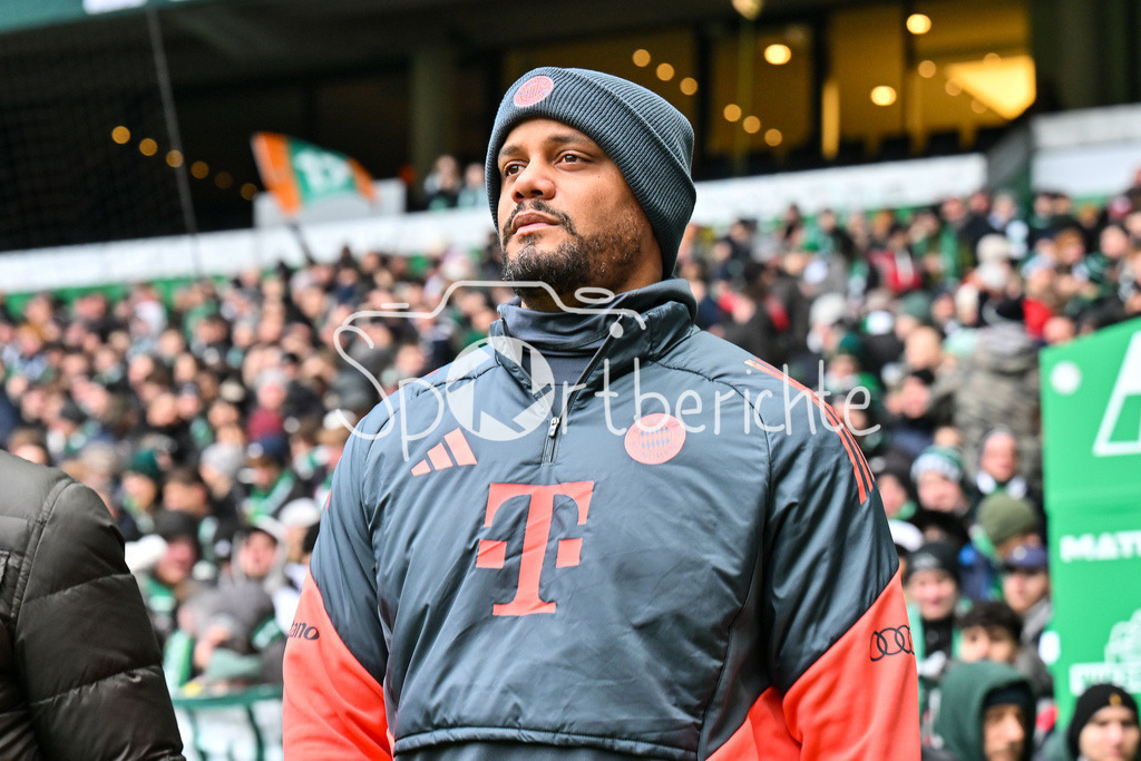 SV Werder Bremen - FC Bayern München | BREMEN, GERMANY - 14. FEBRUARY: im Bild Vincent KOMPANY Trainer FC Bayern München / Einzelfoto / Freisteller vor dem Bundesligamatch zwischen dem SV Werder Bremen und dem FC Bayern München am 22. Spieltag im Weserstadion / DFL REGULATIONS PROHIBIT ANY USE OF PHOTOGRAPHS AS IMAGE SEQUENCES AND/OR QUASI-VIDEO