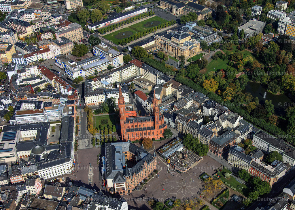 3070120 | Die neugotische Marktkirche in Wiesbaden ist die evangelische Hauptkirche der hessischen Landeshauptstadt. Sie wurde in den Jahren 1853 bis 1862 von Carl Boos als Nassauer Landesdom am Schlossplatz erbaut und war seinerzeit der größte Backsteinbau des Herzogtums Nassau.