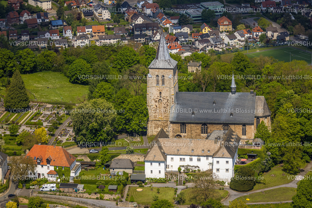 Marsberg240504211Obermarsberg | Luftbild, Ortszentrum mit Stiftskirche St. Peter und Paul, Hein-Stiftung, Obermarsberg, Marsberg, Sauerland, Nordrhein-Westfalen, Deutschland
