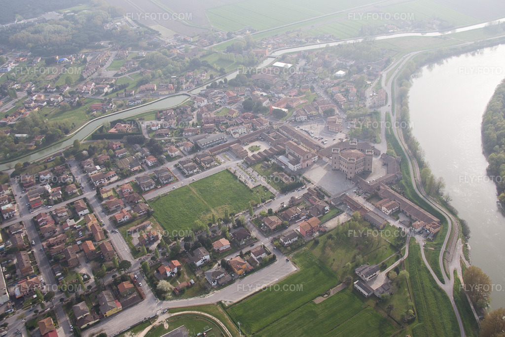 Aerial view: View of the town in Mesola in the state Ferrara, Italy. – Photo: IMG_087296.jpg taken on 04/05/2016 by Werner Riehm/FLY-FOTO.com – Resolution of the original: 5012 x 3341 px