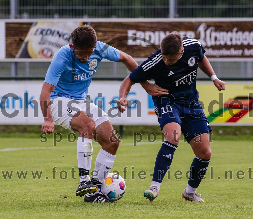 2023-08-26_114_FC_Langengeisling_gegen_TuS_Raubling | Erding, Deutschland, 26.08.2023:
Fußball, Bezirksliga Oberbayern Ost 2023 / 2024, 6. Spieltag, FC Langengeisling gegen TuS Raubling, Endergebnis: 2:0

Lucas Seeholzer (FC Langengeisling, #2), Alexander Lallinger (TuS Raubling, #10)

Foto: Christian Riedel / fotografie-riedel.net
