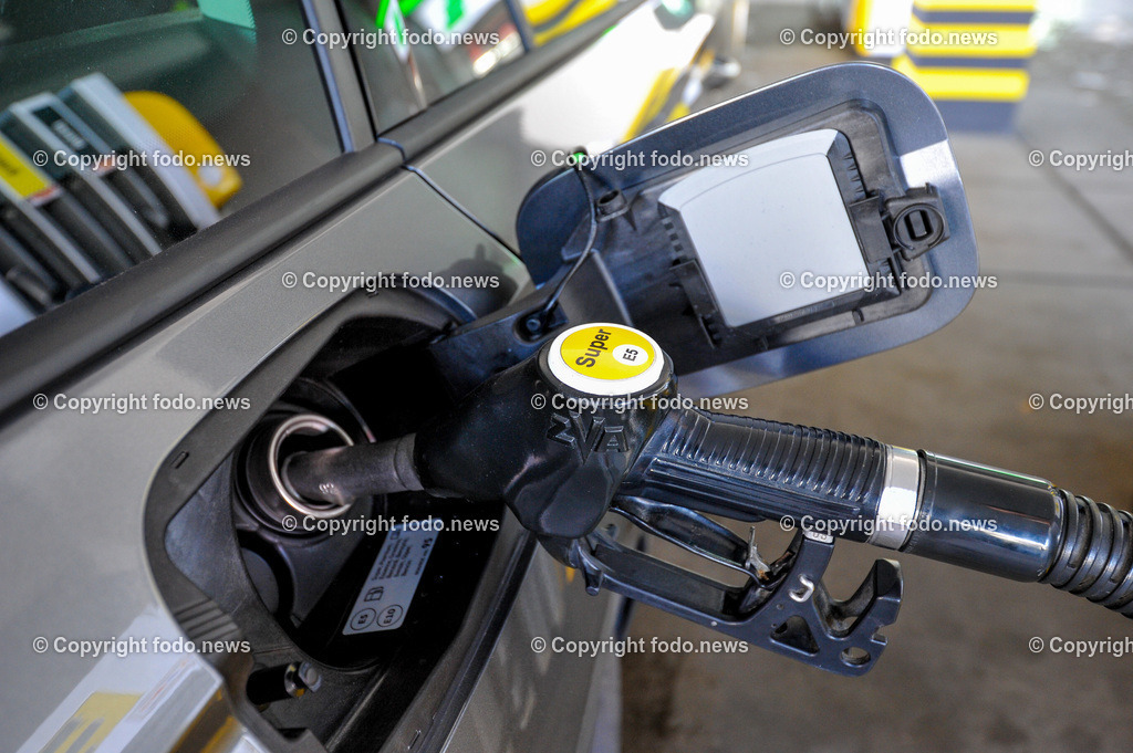 Deutschland_ Baden-Wuerttemberg_ Stuttgart_ 15.02.2025-25 | 15.02.2025, Deutschland, GER, Baden-Wuerttemberg, Stuttgart, im Bild Themenbild, Stadtansichten, Eni, Auto, Tankstelle, Sprit, Treibstoff, Zapfsaeule, Zapfhahn, Benzin, Super 95, E5, Superbenzin, Tanken, Feature, Symbolbild